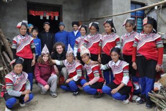 Spectacle village Yi